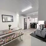 Modern 8 Sleeper Home In Trendy Observatory